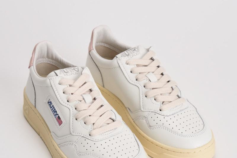 Sneakers donna medalist low in pelle bianca e rosa AULW LL16 AUTRY 