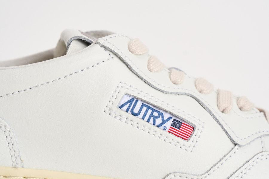 Sneakers uomo Medalist Low  in pelle bianca e blu AULM LL12 AUTRY 