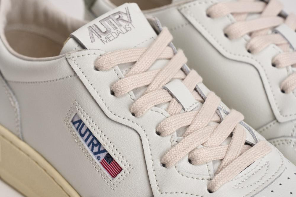 Sneakers uomo Medalist Low bianca e grigia AULM LL11 AUTRY 