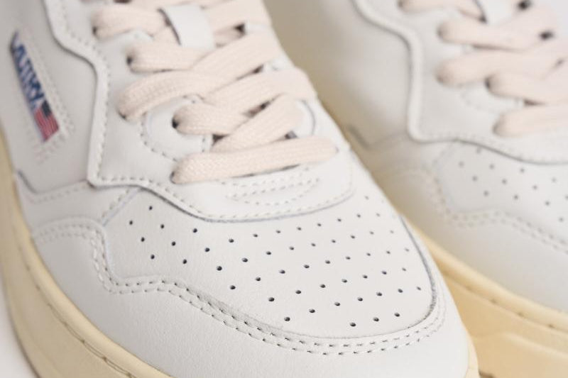 Sneakers donna medalist low in pelle bianca AULW LL15 AUTRY 