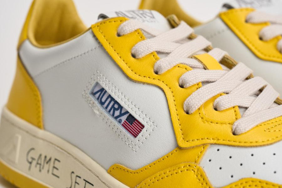 Sneakers uomo Medalist Low bianca e gialla AULM BH01 AUTRY 