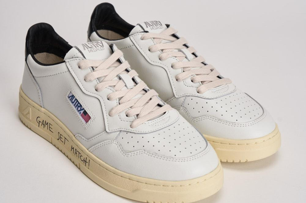 Sneakers uomo Medalist Low nera e bianca AULM ML02 AUTRY 