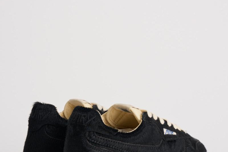 Sneakers donna Windspin in suede nera WSLW YN01 AUTRY 