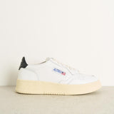 Sneakers uomo medalist low in pelle bianca e nera AULW LL22 AUTRY 