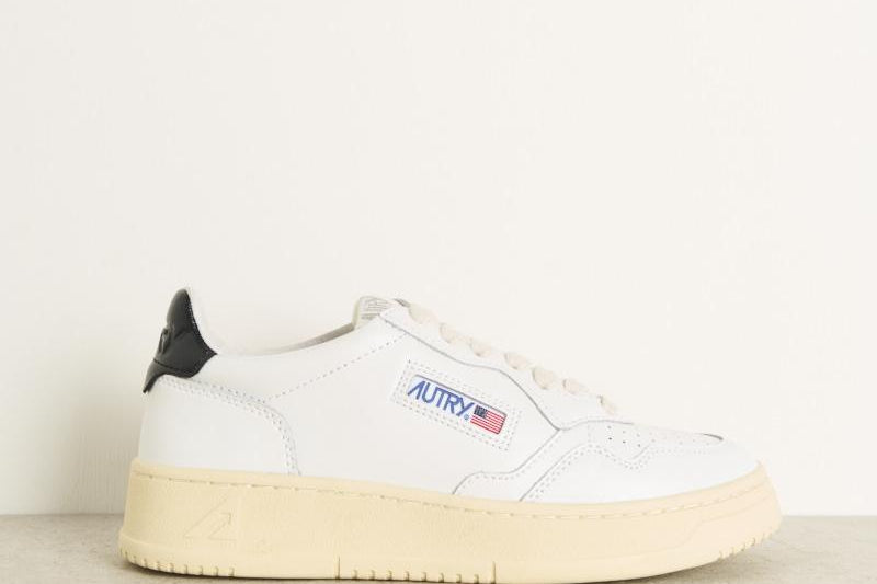 Sneakers uomo medalist low in pelle bianca e nera AULW LL22 AUTRY 