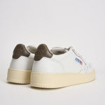 Sneakers uomo Medalist low bianca e marrone AULM LL28 AUTRY 