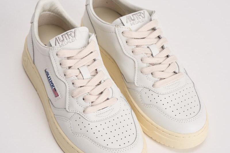 Sneakers donna medalist low in pelle bianca AULW LL15 AUTRY 