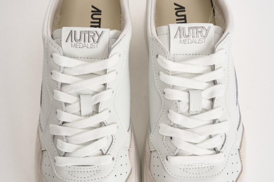 Sneakers uomo Medialist Low in pelle bianca e beige AULM LS30 AUTRY 