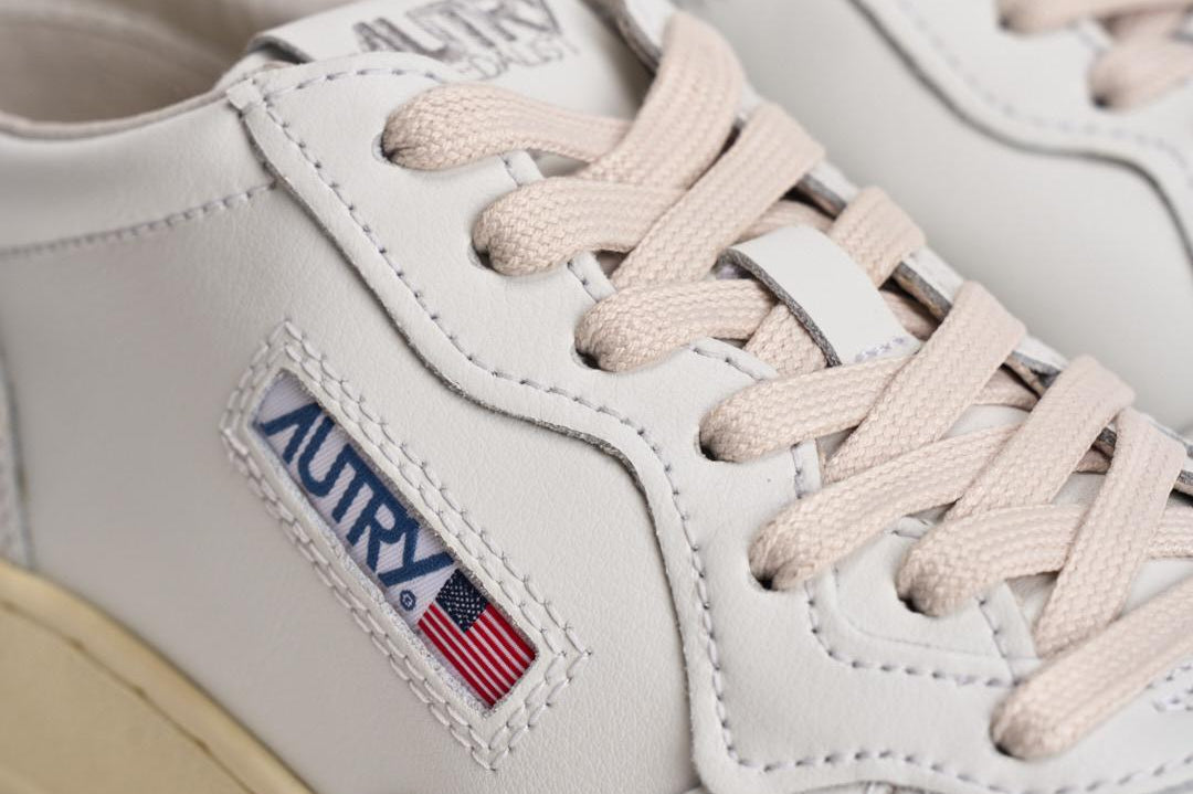 Sneakers Medalist low uomo nera e bianca AULM LL22 AUTRY 