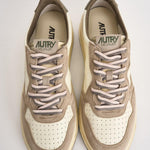Sneakers uomo Medalist Low in suede beige e verde AULM BW07 AUTRY 