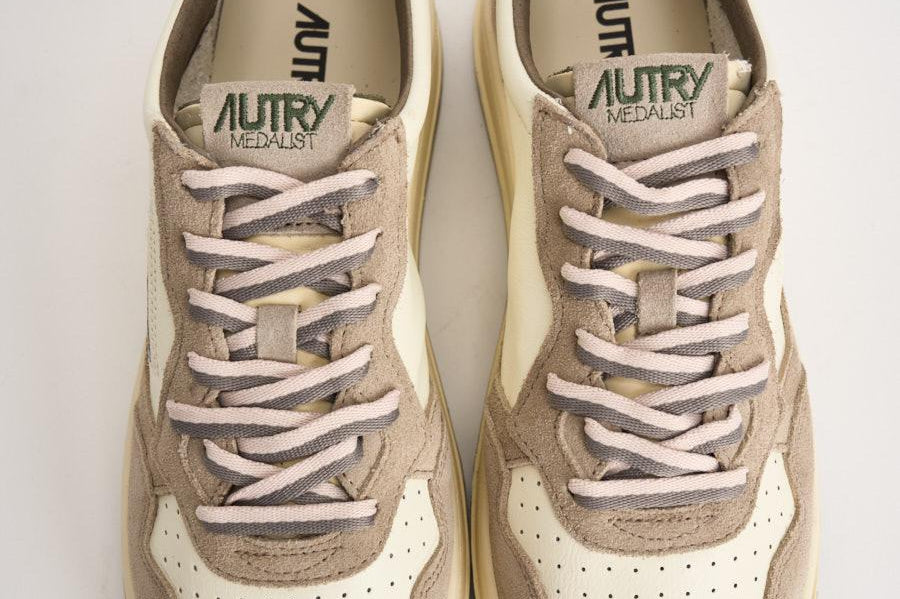 Sneakers uomo Medalist Low in suede beige e verde AULM BW07 AUTRY 