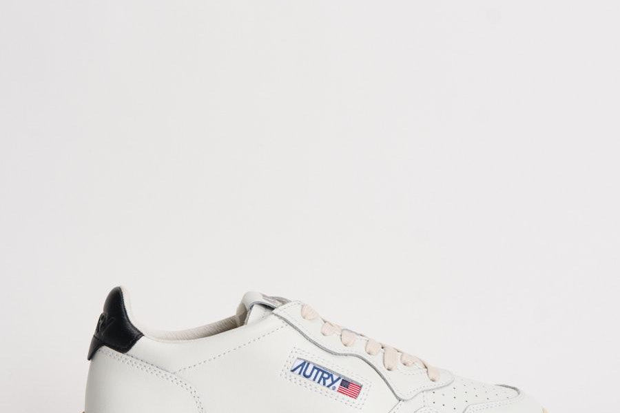 Sneakers uomo Medalist Low bianca e nera AULM LL22 AUTRY 