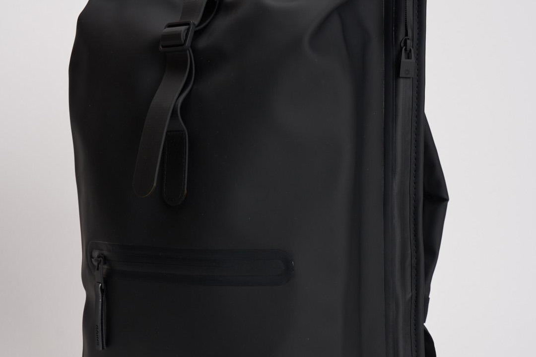 Zaino nero impermeabile uomo 13320 01 RAINS 