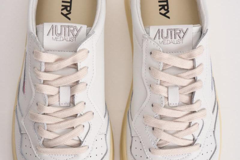 Sneakers uomo Medalist low bianca e nera AULM LL22 AUTRY 