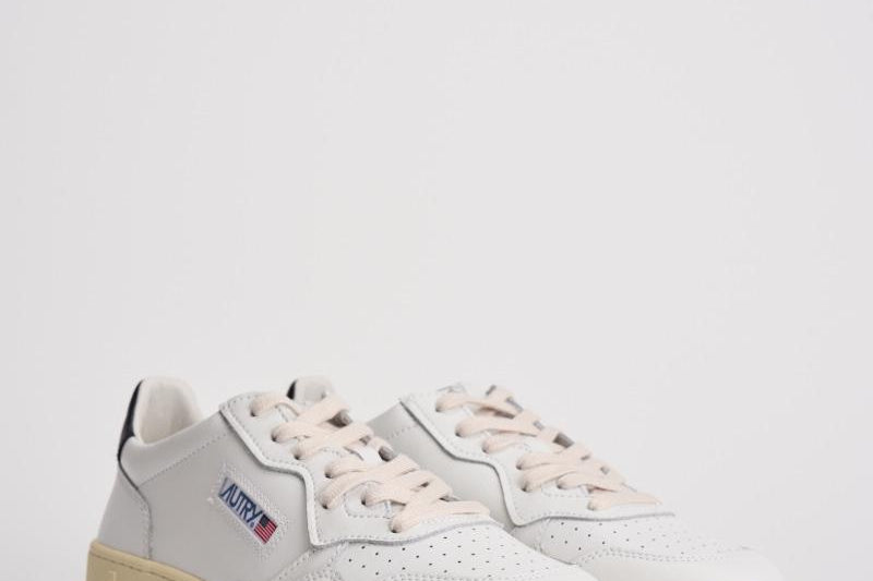 Sneakers uomo Medalist low bianca e nera AULM LL22 AUTRY 