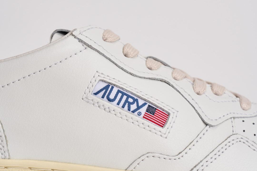 Sneakers uomo Medalist low nera e bianca AULM LL22 AUTRY 