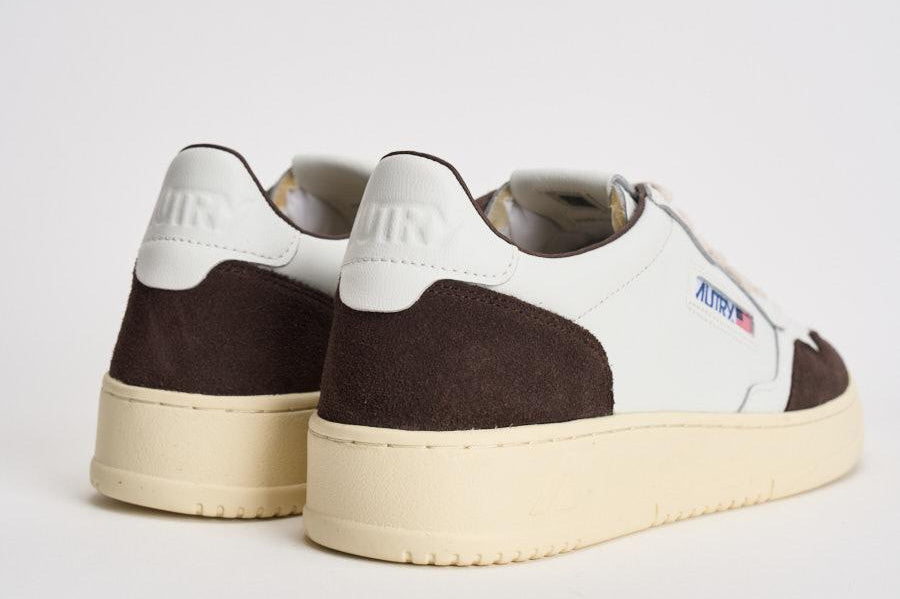Sneakers uomo Medalist Low in suede bianca e marrone AULM FT19 AUTRY 