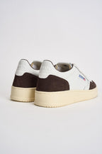 Sneakers uomo Medalist Low in suede bianca e marrone AULM FT19 AUTRY 
