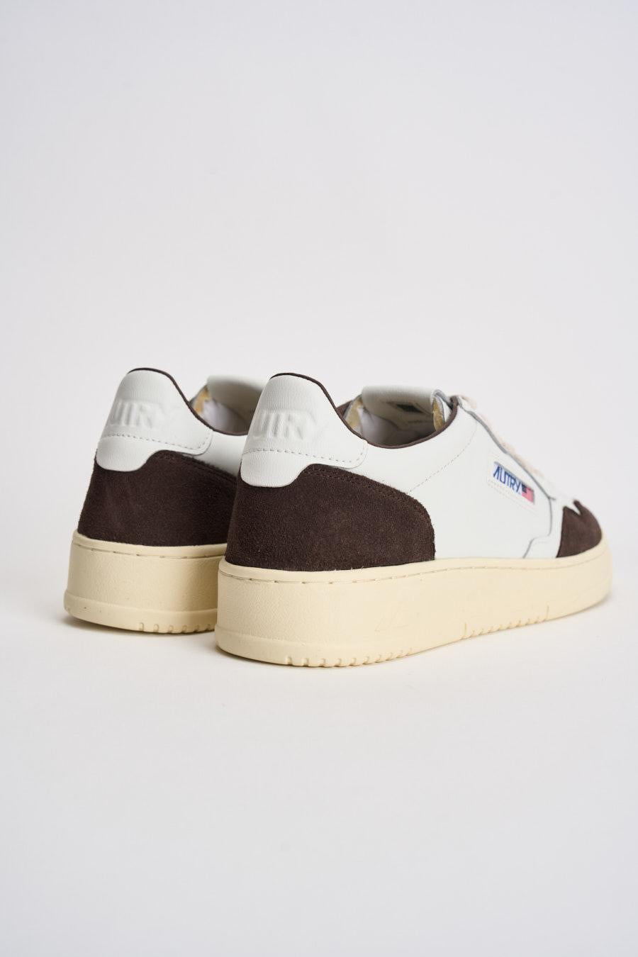 Sneakers uomo Medalist Low in suede bianca e marrone AULM FT19 AUTRY 