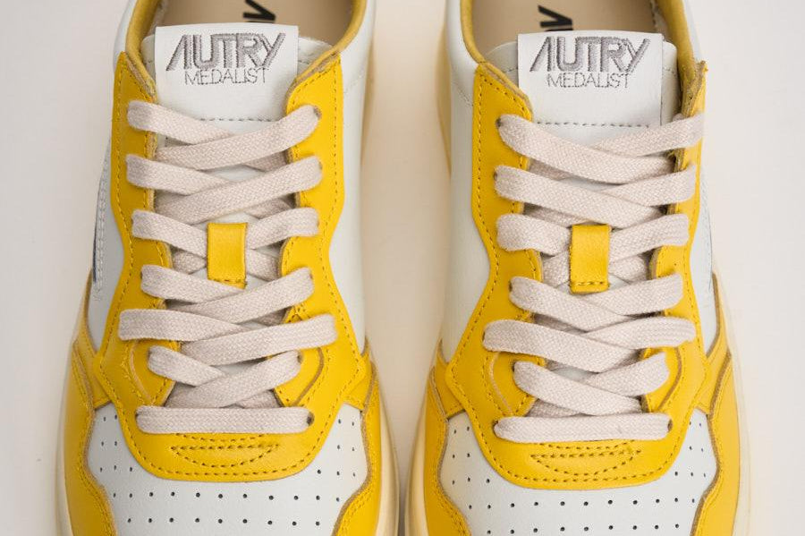 Sneakers uomo Medalist Low bianca e gialla AULM BH01 AUTRY 