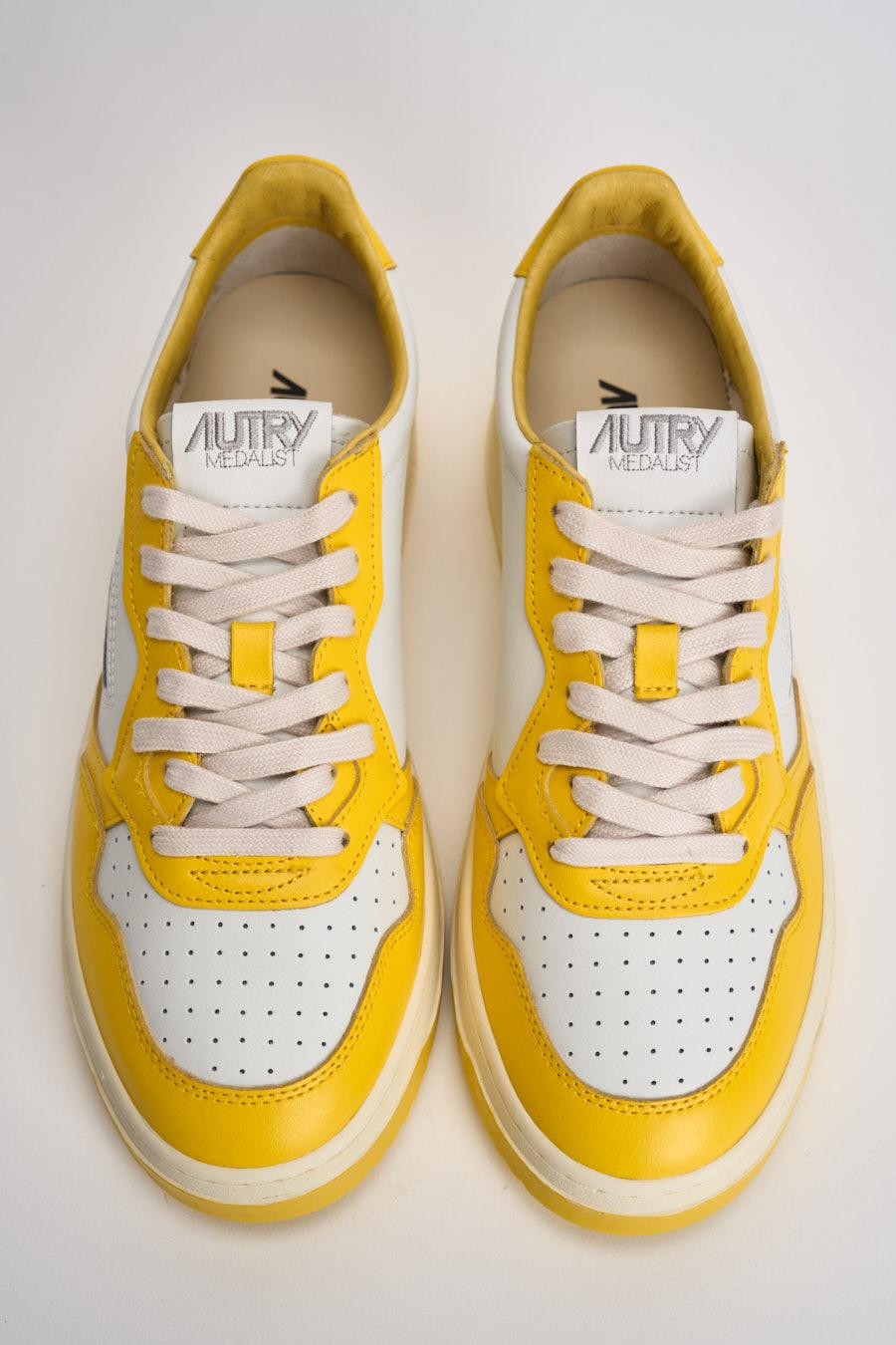 Sneakers uomo Medalist Low bianca e gialla AULM BH01 AUTRY 