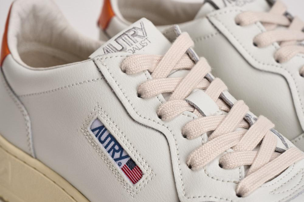 Sneakers uomo Medalist low bianca e arancione AULM LL26 AUTRY 