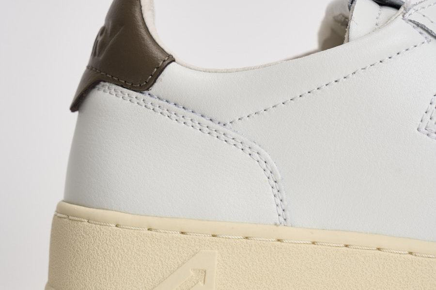 Sneakers uomo Medalist low bianca e marrone AULM LL28 AUTRY 