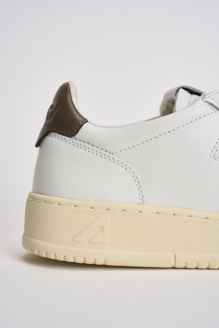 Sneakers uomo Medalist low bianca e marrone AULM LL28 AUTRY 