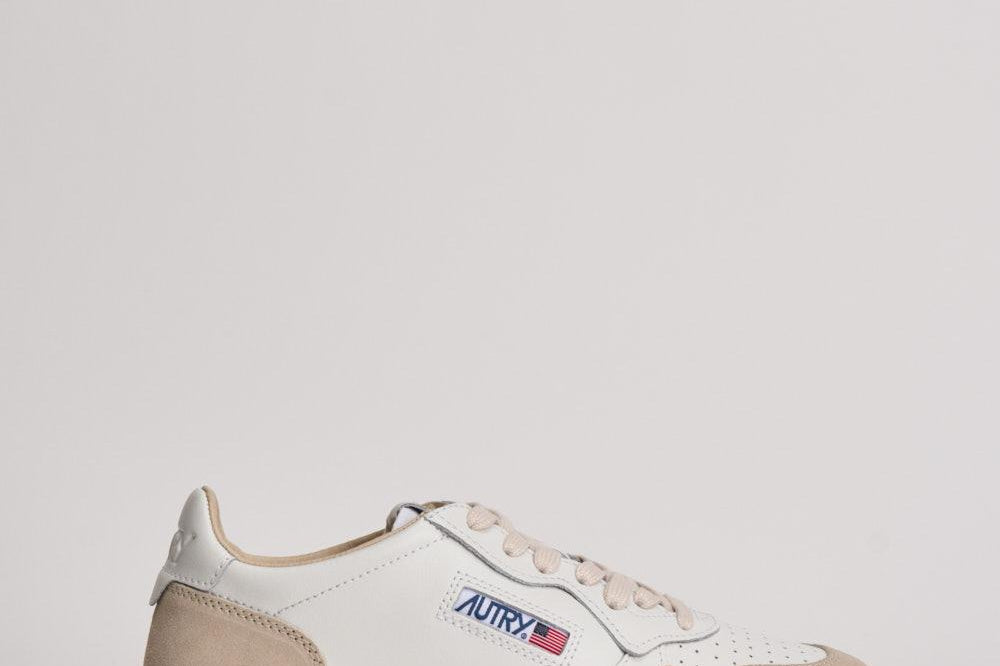 Sneakers uomo Medalist low in suede beige e bianca AULM LS33 AUTRY 