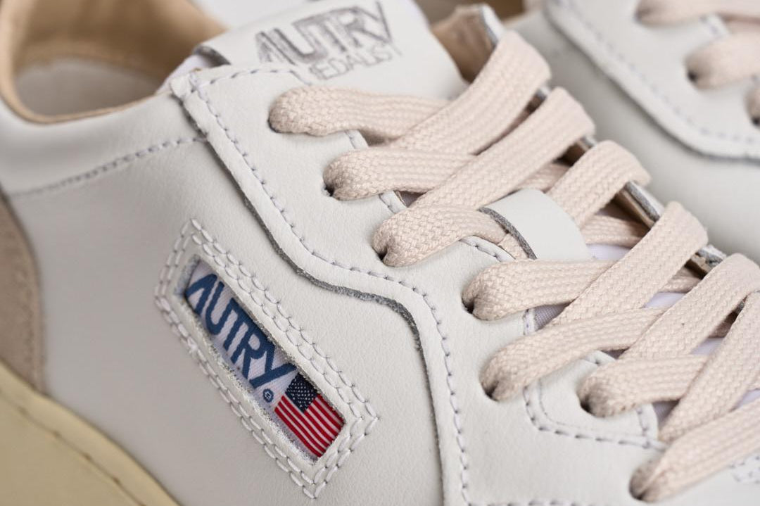 Sneakers uomo Medalist low in suede beige e blu AULM LS28 AUTRY 