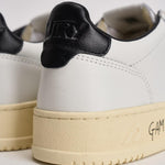 Sneakers uomo Medalist Low nera e bianca AULM ML02 AUTRY 