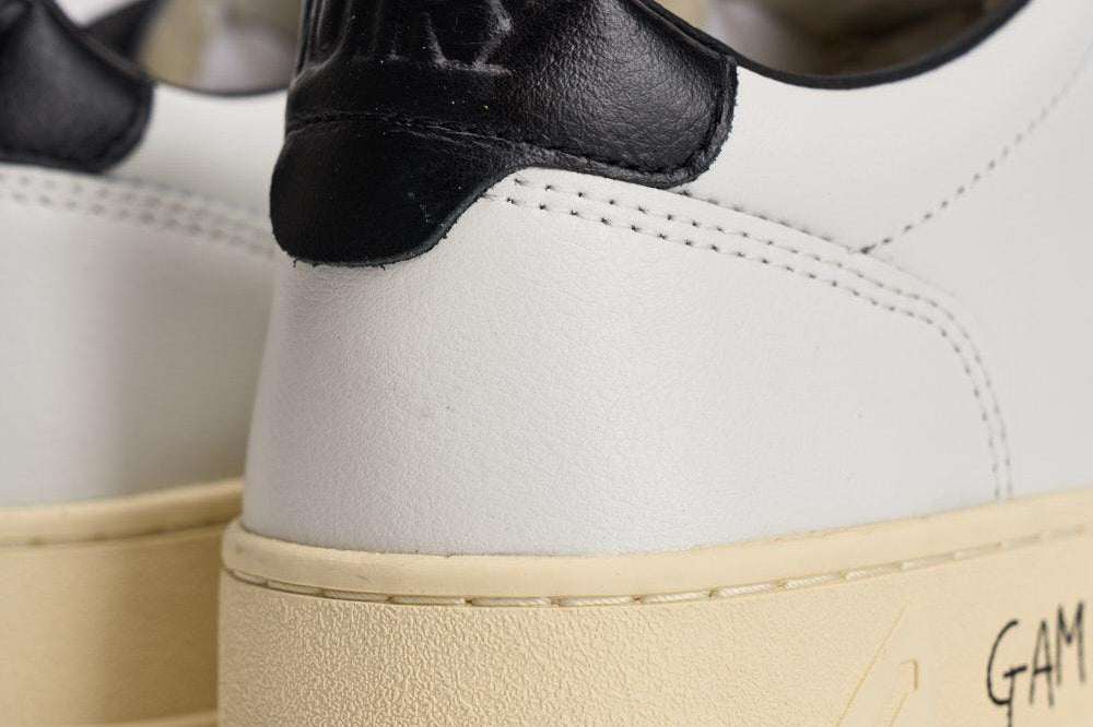 Sneakers uomo Medalist Low nera e bianca AULM ML02 AUTRY 