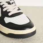 Sneakers uomo medalist low bicolor in pelle bianca e nera AULW WB01 AUTRY 