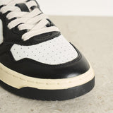 Sneakers uomo medalist low bicolor in pelle bianca e nera AULW WB01 AUTRY 
