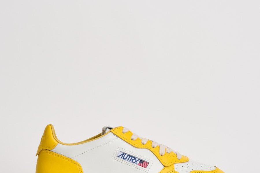 Sneakers uomo Medalist Low bianca e gialla AULM BH01 AUTRY 