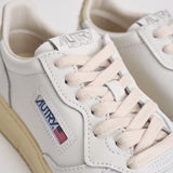 Sneakers donna medalist low in pelle bianca e beige AULW LL87 AUTRY 