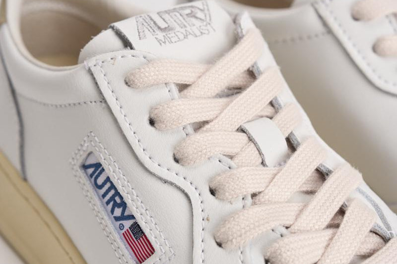 Sneakers donna medalist low in pelle bianca e beige AULW LL87 AUTRY 