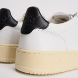 Sneakers uomo Medalist low bianca e nera AULM LL22 AUTRY 