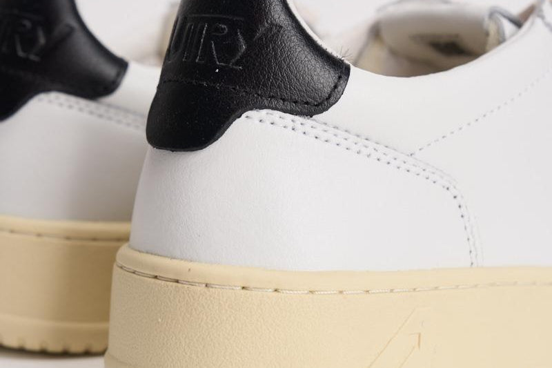 Sneakers uomo Medalist low bianca e nera AULM LL22 AUTRY 