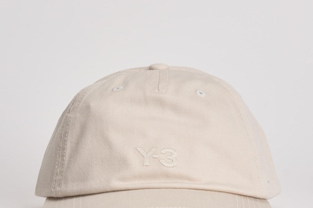 Cappello uomo con ricamo crema KT3213 ALLUMIN Y-3 