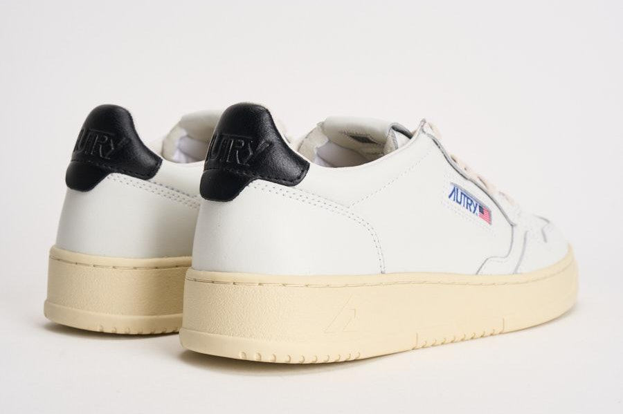 Sneakers uomo Medalist Low bianca e nera AULM LL22 AUTRY 