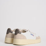 Sneakers uomo Medalist low in suede beige e grigio AULM LS01 AUTRY 