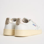 Sneakers donna Medalist Low bianca e oro AULW LL06 AUTRY 