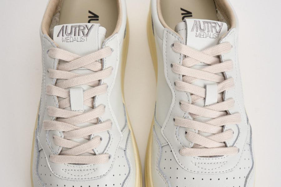 Sneakers uomo Medalist Low bianca e verde AULM BJ02 AUTRY 