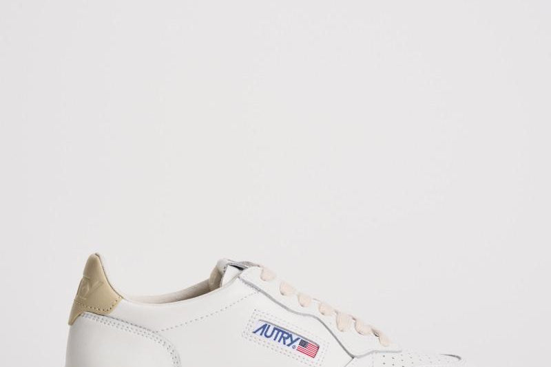 Sneakers donna medalist low in pelle bianca e beige AULW LL87 AUTRY 