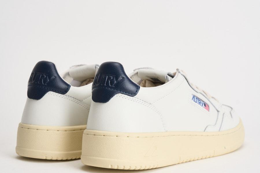 Sneakers uomo Medalist Low  in pelle bianca e blu AULM LL12 AUTRY 