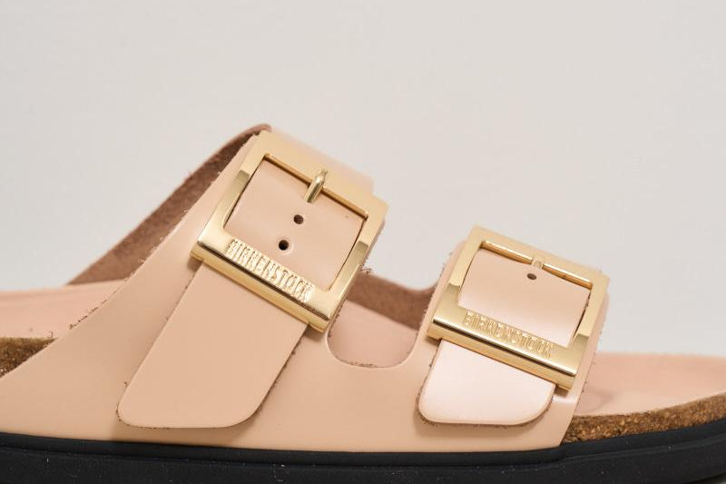 Sandalo donna Arizona in vernice rosa Droplet Buckle limited edition 1029386 NEWBEIGE BIRKENSTOCK 