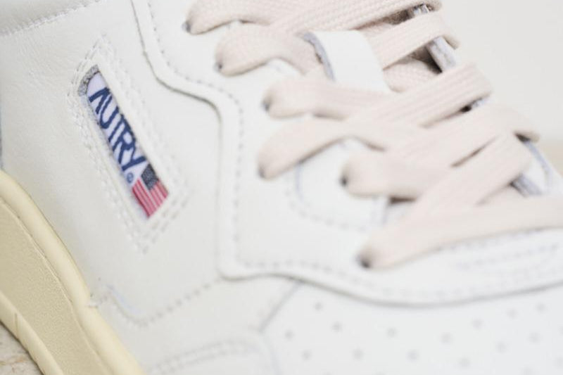 Sneakers donna Medalist bianca e nera AULW LL22 AUTRY 