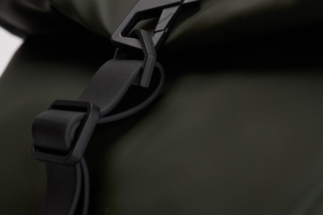 Zaino uomo impermeabile verde 13320 03 RAINS 