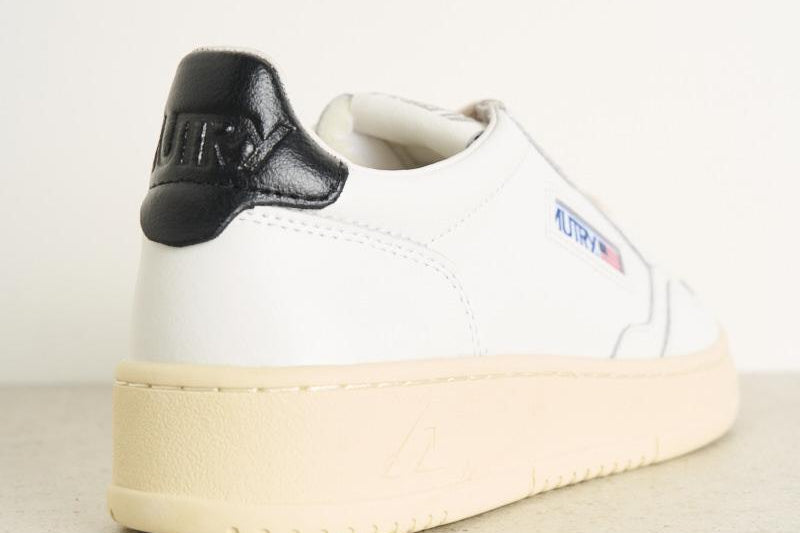 Sneakers uomo medalist low in pelle bianca e nera AULW LL22 AUTRY 